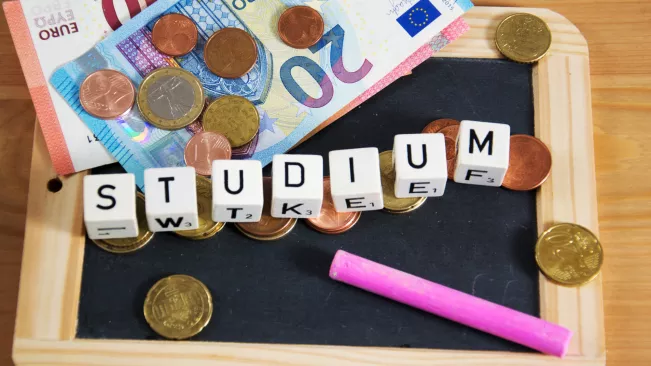 studienfinanzierung colourbox 24701223